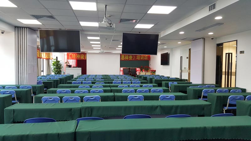 超大多媒體教室，輕松容納200人 